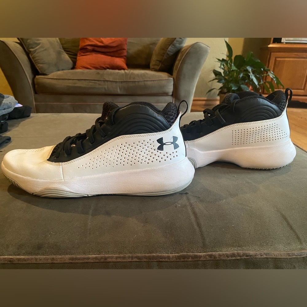 Men’s size 10 Under Armour basketball shoes.